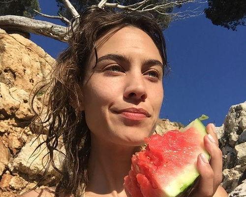 娱乐圈明星纷纷上线吃瓜,揭秘幕后真相